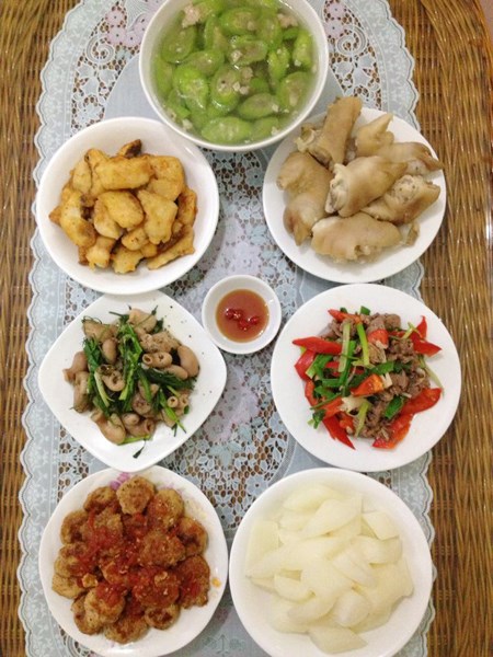 Bo thuc don voi 100 bua com he cua ba me hai con dam dang