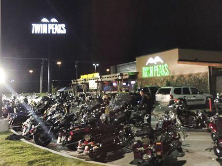 Cảnh sát phong tỏa nhà hàng Twin Peaks Sports Bar and Grill - hiện đã tạm đóng cửa. Ảnh: Reuters Cảnh sát phong tỏa nhà hàng Twin Peaks Sports Bar and Grill - hiện đã tạm đóng cửa. Ảnh: Reuters