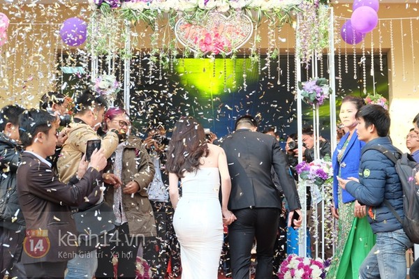 Công Vinh nắm chặt tay Thủy Tiên trong đám cưới đầu tiên của năm 2015 5