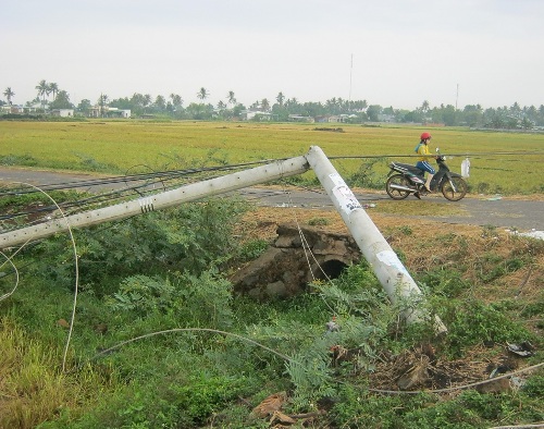 Trụ điện gãy khiến hàng chục hộ dân bị mất điện