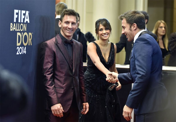 Tuy nhiên, ngôi sao người Argentina lại cười rất tươi khi gặp cựu danh thủ Del Piero.