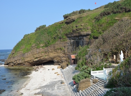 Góc khung cảnh ở chùa Hang nằm sát mặt biển.