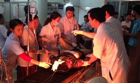 Một thi thể nạn nhân được lượng cứu hộ đưa ra khỏi hiện trường đống đổ nát