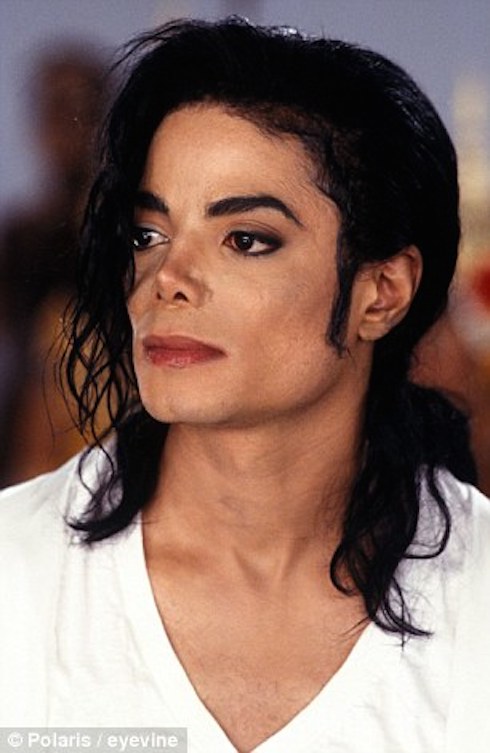 Dung nhan Michael Jackson biến đổi mạnh mẽ sau 100 lần phẫu thuật