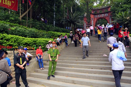 Le hoi Den Hung: Chang luoi B40 de chong di tat