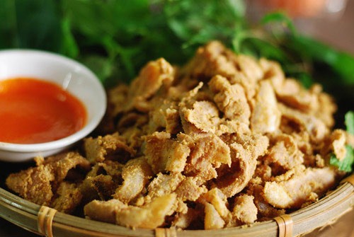 Thịt chua Phú Thọ: Thịt lợn sống được thái mỏng, ướp gia vị và trộn thính, cho vào các ống nứa lót lá ổi rồi treo ở nơi khô ráo khoảng 4-5 ngày vào mùa nóng. Thịt chua được ăn kèm với các loại rau thơm và lá sung, lá ổi, đinh lăng.. Ảnh; Vietnamnet.