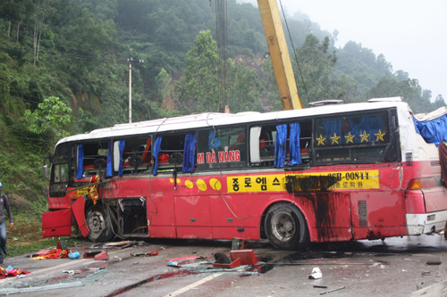 xe khách giường nằm bị hư hỏng nặng sau vụ tai nạn
