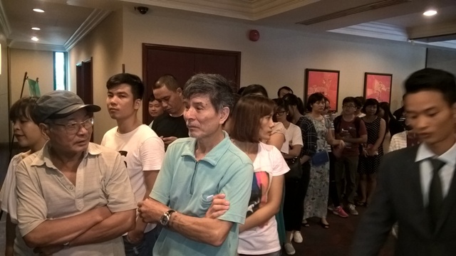 Hàng nghìn người đổ xô săn hàng hiệu siêu giảm giá