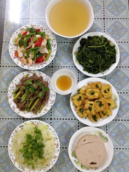 Bo thuc don voi 100 bua com he cua ba me hai con dam dang