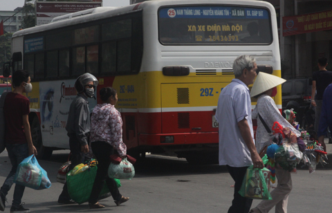 bến xe, quá tải, chen chúc, nghỉ lễ...