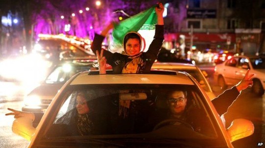 Người dân Iran ăn mừng sau thỏa thuận đạt được. Ảnh: AP Người dân Iran ăn mừng sau thỏa thuận đạt được. Ảnh: AP