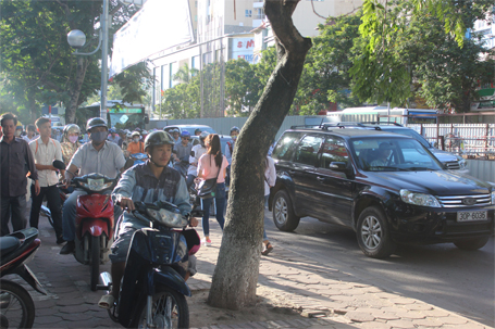 Đường Xuân Thủy các phương tiện di chuyển rất khó khăn