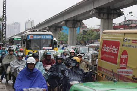 Các phương tiện phải chôn chân nhiều giờ liền dưới trời mưa.