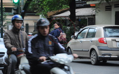 Hai em nữ sinh không đội mũ bảo hiểm này đã quay đầu xe đạp điện bỏ chạy khi nhìn thấy CSGT