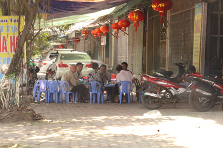 Nhiều người dân chọn các quán nước vỉa hè hay tìm những gốc cây để làm nơi tránh nắng.