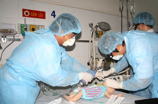 Tại phòng điều trị cách ly, bệnh nhi được các chuyên gia tận tình cứu chữa với đầy đủ thiết bị y tế hỗ trợ. Nhân viên y tế vào khu vực này đều phải trang bị y phục phòng hộ nhằm tránh tình trạng lây lan chéo trong bệnh viện. Tại phòng điều trị cách ly, bệnh nhi được các chuyên gia tận tình cứu chữa với đầy đủ thiết bị y tế hỗ trợ. Nhân viên y tế vào khu vực này đều phải trang bị y phục phòng hộ nhằm tránh tình trạng lây lan chéo trong bệnh viện.