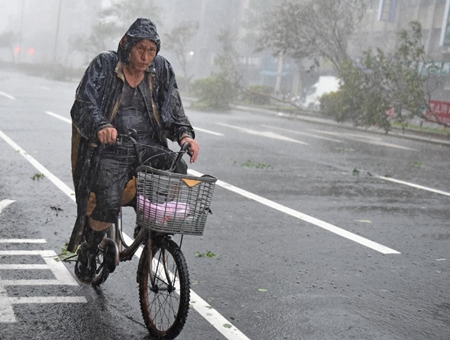 men-cycling-in-storm-1b38d