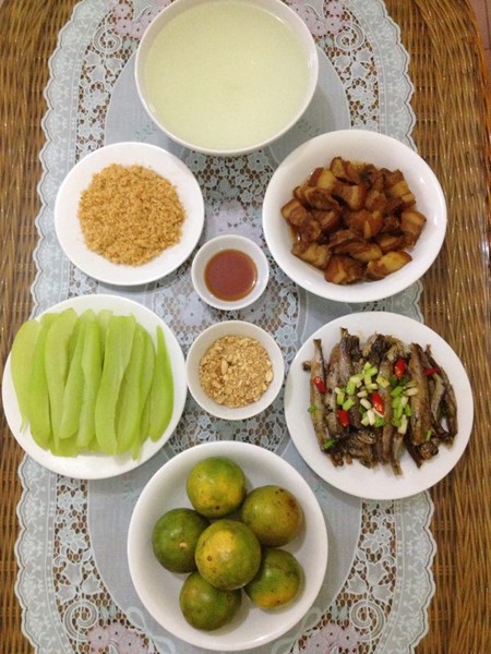 Bo thuc don voi 100 bua com he cua ba me hai con dam dang