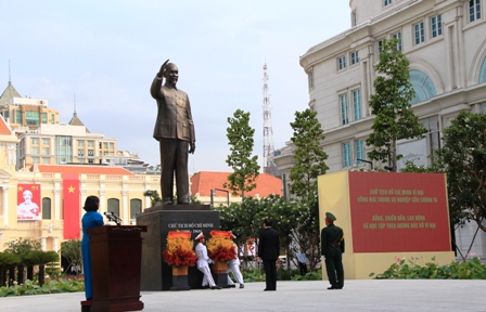 Nhà điêu khắc Lâm Quang Nơi, tác giả mẫu Tượng đài Bác Hồ có mặt tại lễ khánh thành.