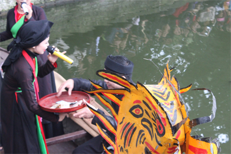 ...liền anh thu lại và cho vào hòm