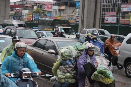 Các phương tiện phải chôn chân nhiều giờ liền dưới trời mưa.