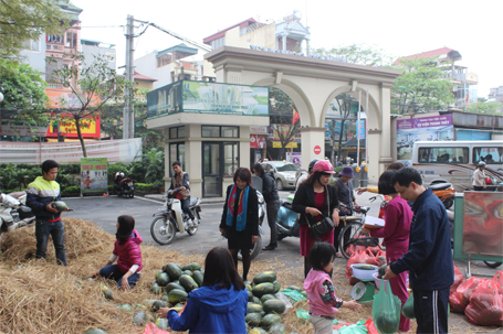 Đến cuối giờ sáng nay, vẫn nhiều người đến mưa dưa hấu....