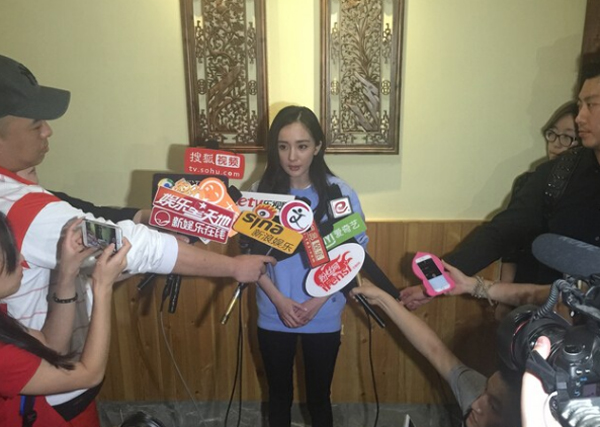 Dương Mịch trong vòng vây báo chí ngày 14/5.