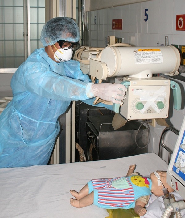 Thiết bị siêu âm được di chuyển tới phòng cách ly với nhân viên vừa mặc áo chì vừa mặc áo phòng hộ. Thông tin mới nhất cho hay tại Hàn Quốc, nơi xảy ra dịch bệnh Mers-Cov nhiều, một nhân viên vận hành thiết bị X-Quang vừa bị lây nhiễm Mers-CoV. Thiết bị siêu âm được di chuyển tới phòng cách ly với nhân viên vừa mặc áo chì vừa mặc áo phòng hộ. Thông tin mới nhất cho hay tại Hàn Quốc, nơi xảy ra dịch bệnh Mers-Cov nhiều, một nhân viên vận hành thiết bị X-Quang vừa bị lây nhiễm Mers-CoV.