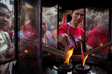 Người dân địa phương đến một ngôi chùa ở 