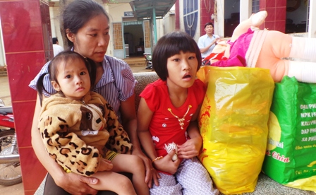Bé Hảo cùng mẹ và em gái bên tư trang cá nhân trước khi về nhà