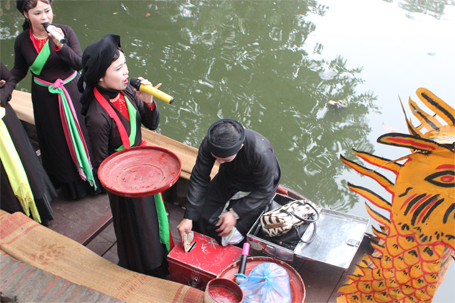 ...liền anh thu lại và cho vào hòm