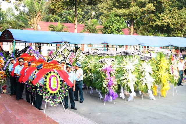 Vòng hoa của Chủ tịch nước gửi viếng những quân nhân hy sinh khi làm nhiệm vụ.