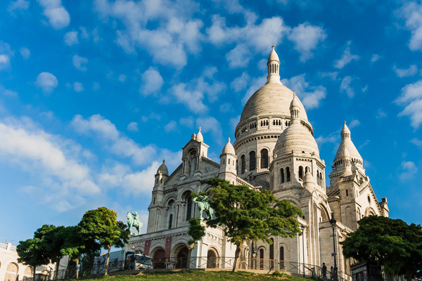 Vương cung thánh đường Sacre Coeur là một nhà thờ Công giáo nổi tiếng của Paris, Pháp, nằm trên đỉnh đồi Montmartre. Sacre Coeur có nghĩa là Thánh Tâm.