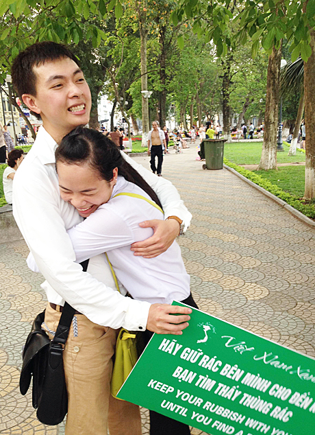 Du khách nước ngoài cũng hào hứng ủng hộ sự kiện