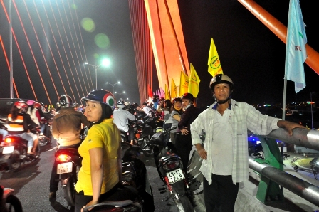 Lên cầu hóng mát