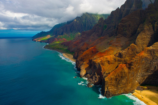 Đảo Kauai ở Hawaii như một thung lũng xanh mướt với những rạng san hô, bãi biển xinh đẹp và những đỉnh núi lửa bị sương mù che khuất.