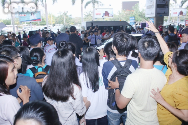 Fans vây quanh xe khiến việc di chuyển của nữ ca sĩ khá vất vả.