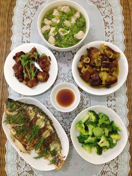 Bo thuc don voi 100 bua com he cua ba me hai con dam dang