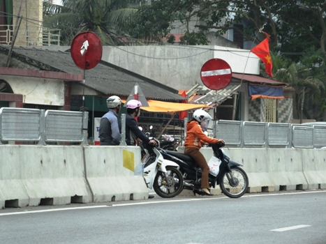 biển báo, giao thông, nghiêng ngả, núp tường nhà dân, quốc lộ