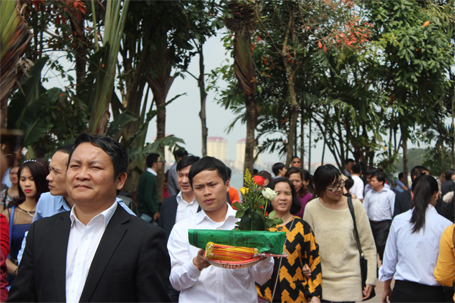 Nhiều người phải vái vọng từ ngoài vào...