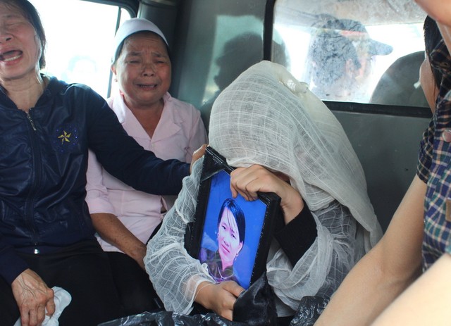 Anh khóc bên quan tài cha, em khóc bên quan tài mẹ