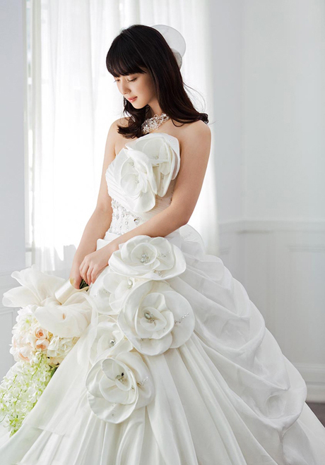 Cộng đồng mạng phát sốt trước chiếc váy cưới trị giá 50 tỷ đính hơn 1000  viên Kim Cương của bà chủ TMV MAILISA