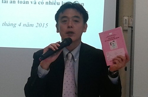 Ông Mori Mutsuya- Trưởng đại diện JICA giới thiệu về cuốn sổ theo dõi sức khỏe bà mẹ và trẻ em.
