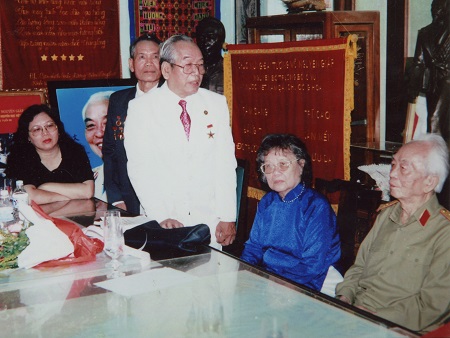 Cụ Nguyễn Văn Bồng(áo trắng) cùng em trai đến chúc thọ Đại tướng Võ Nguyên Giáp (năm 2002).
