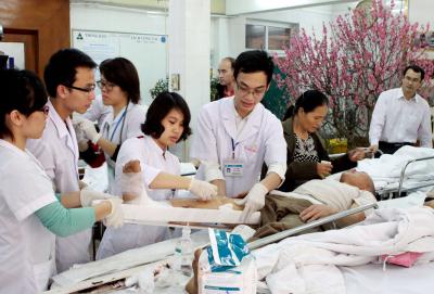 cấp cứu cho nạn nhân tai nạn giao thông tại BV Việt Đức