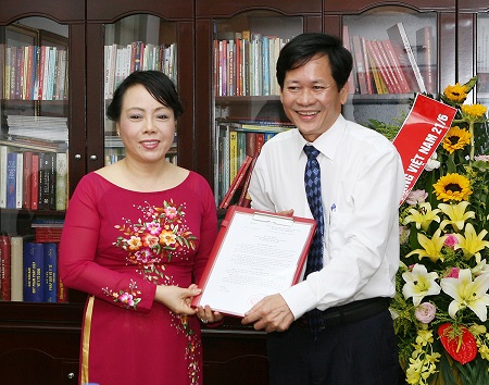 Bộ trưởng Bộ Y tế Nguyễn Thị Kim Tiến trao quyết định bổ nhiệm lại chức vụTổng biên tập báo SK&ĐS nhiệm kỳ thứ ba cho đồng chí Trần Sĩ Tuấn. Ảnh: TM