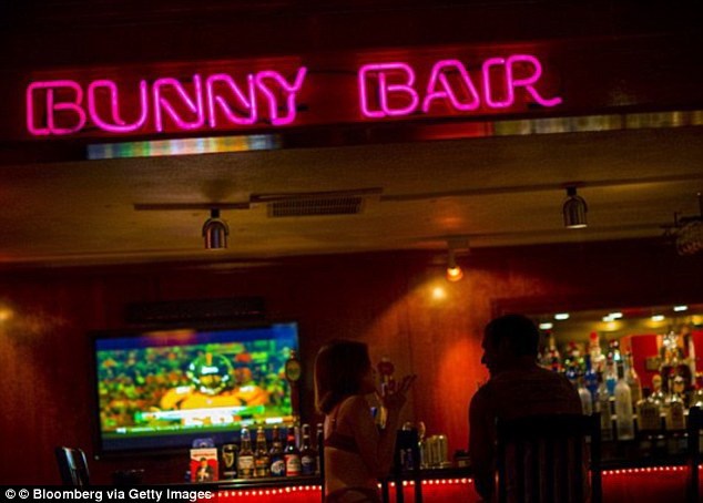 Moonlite Bunny Bar, nhà thổ hợp pháp nơi Sarah đang làm việc