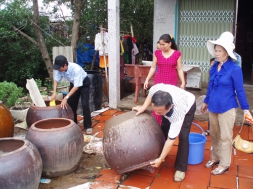 Người dân cần thường xuyên diệt lăng quăng, bọ gậy trong các thùng chứa nước để phòng chống sốt xuất huyết