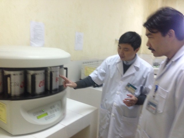 Kỹ thuật chọc tế bào được chuyển giao từ Trung tâm ung bướu, BV Bạch Mai cho BVĐK Hà Tĩnh. Ảnh N.Hà Kỹ thuật chọc tế bào được chuyển giao từ Trung tâm ung bướu, BV Bạch Mai cho BVĐK Hà Tĩnh. Ảnh N.Hà