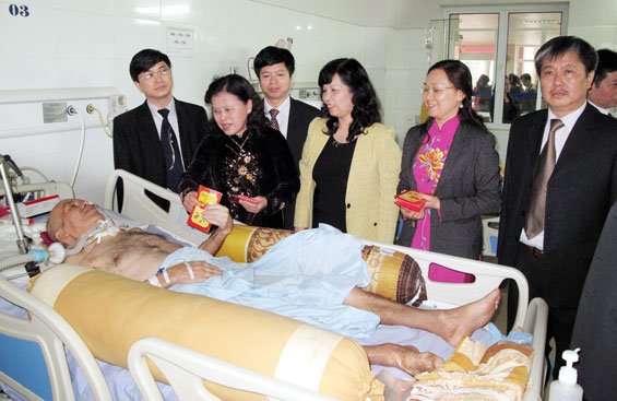 Thứ trưởng Bộ Y tế Nguyễn Thị Xuyên, đồng chí Ma Thị Nguyệt, Phó Chủ tịch UBND tỉnh thăm một số bệnh nhân nặng đang điều trị tại Bệnh viện ĐK TW Thái Nguyên.